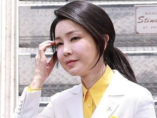 光青筋暴起像老树皮暴露线岁OG真人金建希手部照片曝(图3)
