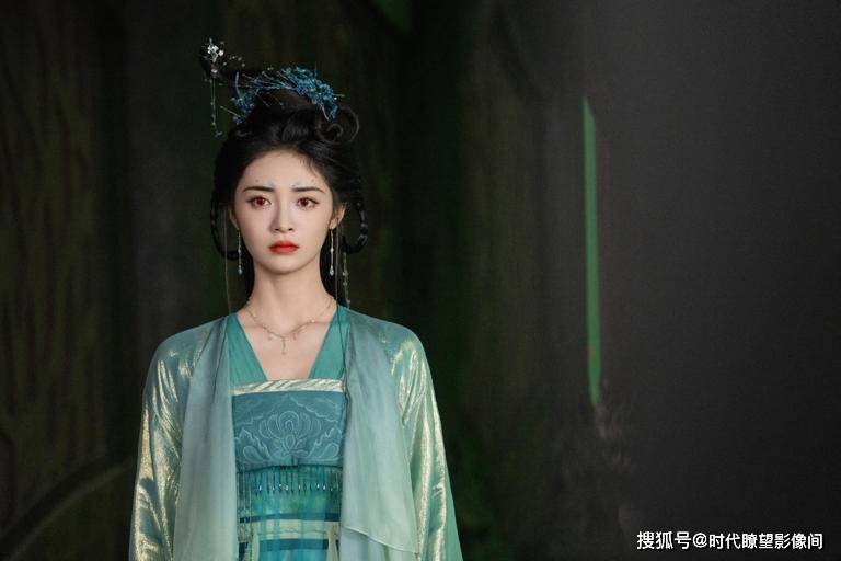 精分角色引热议网友：被爱豆耽误的影后OG真人游戏周洁琼双瞳千面演技炸裂！(图1)
