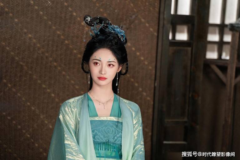 精分角色引热议网友：被爱豆耽误的影后OG真人游戏周洁琼双瞳千面演技炸裂！(图2)